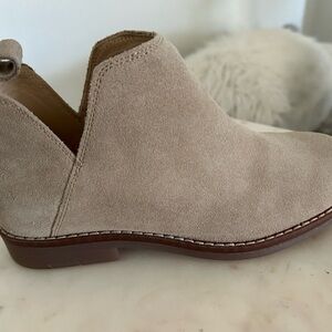 Hush puppy booties toes suede. Size 6, new with box.